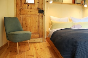 2 bedrooms, travel crib, free WiFi, bed sheets