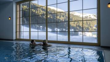 Kolam renang tertutup