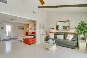 TV, books - Canalfront Home w/ Dock & Pool: 5 Mi to Ft Myers! (North Fort Myers)