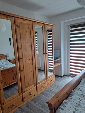 2 bedrooms, iron/ironing board, travel cot, free WiFi