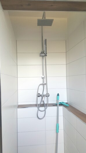 تجهيزات دش، مجففات شعر، مناشف، صابون