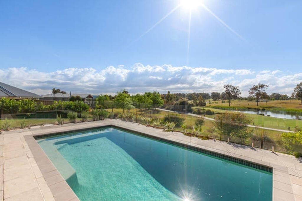 Vintage on the 8th - Stylish accommodation with golf resort frontage