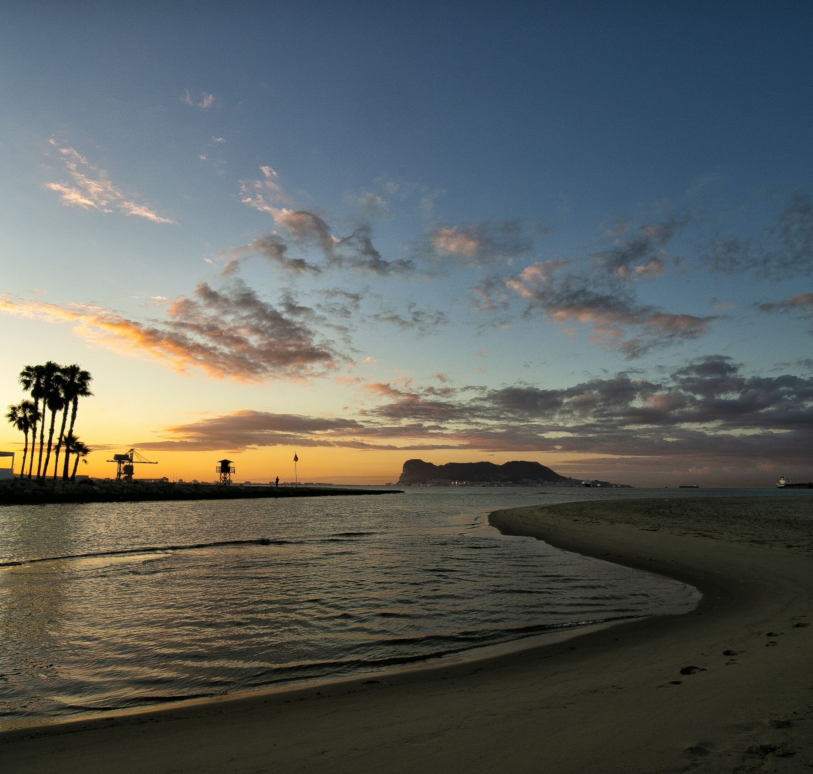 Una playa cerca, 3 bares en la playa