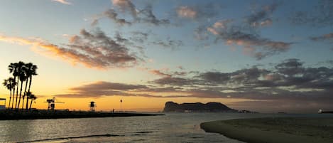 Una playa cerca, 3 bares en la playa