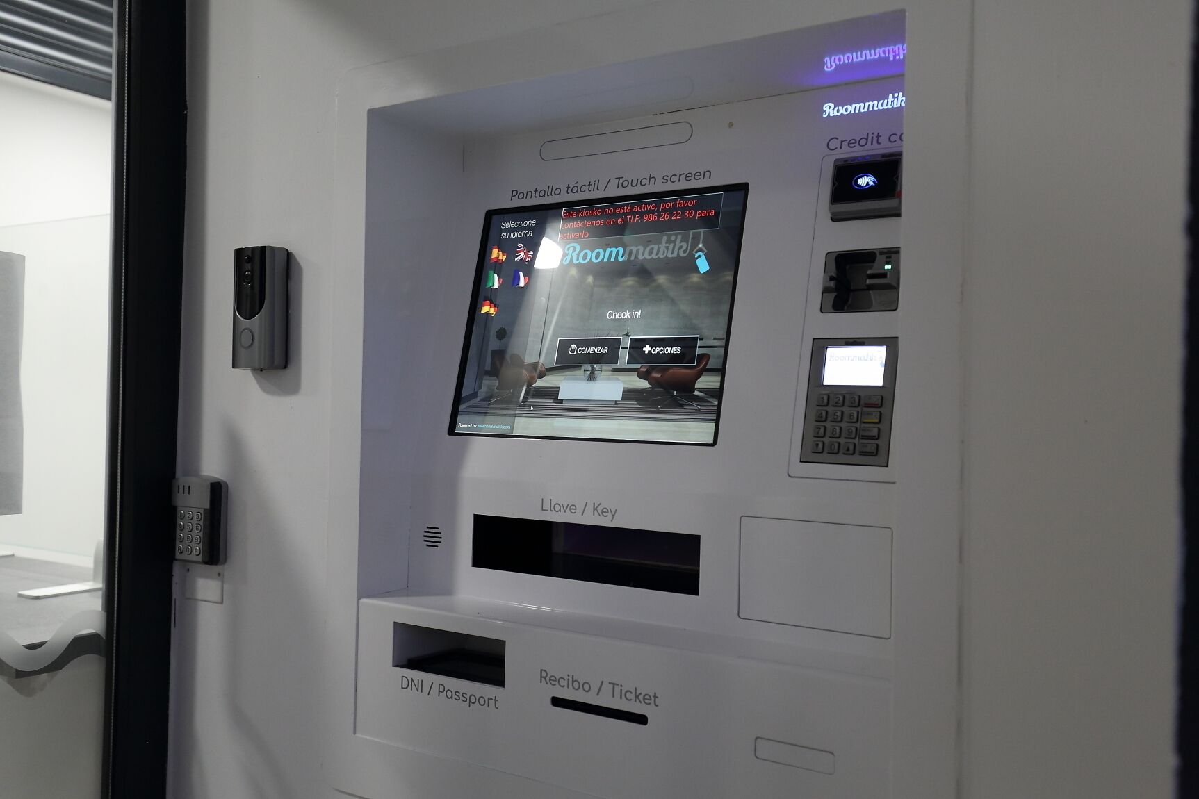 Une chambre d’hôtel moderne dotée d’une interface à écran tactile pour commander le service en chambre, d’un lecteur de carte magnétique et d’un emplacement pour la carte d’identité/le passeport.