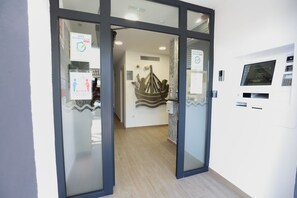 ฝ่ายต้อนรับ