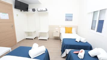 Standard-Dreibettzimmer | Hochwertige Bettwaren, Daunenbettdecken