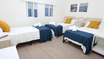 Habitación triple estándar | Ropa de cama de alta calidad y edredones de plumas