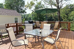 Outdoor dining - Avon Lakeshore - Waterfront retreat with hot tub! (Maryland)