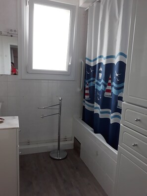 Bathtub, hair dryer - Apartment with panoramic sea view over the bay of Perros Guirec (Perros Guirec)