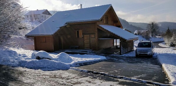 A wooden cabin with a snow-covered roof, a paved driveway, and a parked car. - Chalet for 6 people, Gérardmer, Les Bas-Rupts (Gérardmer)