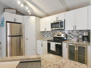 Geladeira, micro-ondas, cooktop, torradeira