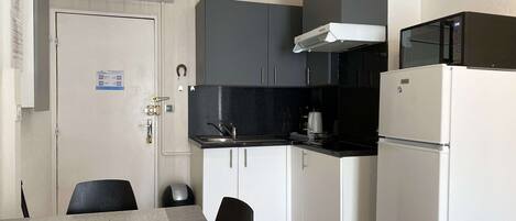 Frigorifero, microonde, piano cottura, tostapane