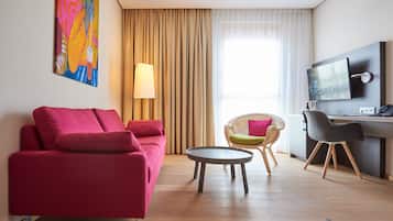 Suite Deluxe, 1 dormitori | Sala d'estar | Televisor de pantalla plana de 28 polzades amb canals per satèl·lit