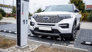 Un VUS Ford blanc était garé à une borne de recharge, et un panneau indiquait : « HÔTEL MENNEKES CALAMUS ».