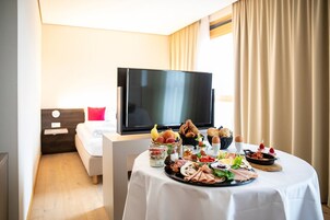 小型套房, 1 间卧室 | 防过敏的被褥、客房内保险箱、办公桌、笔记本电脑工作区