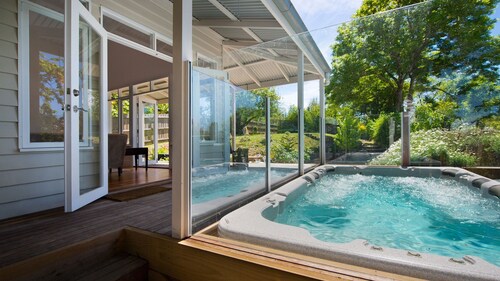 Sade's Daylesford - Delightful Group Accommodation with Outdoor Swim Spa