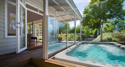 Sade's Daylesford - Delightful Group Accommodation with Outdoor Swim Spa