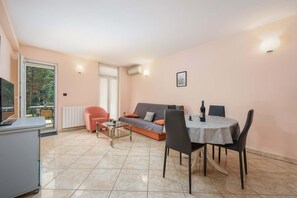 Apartment (A1) | Wohnbereich | Fernseher