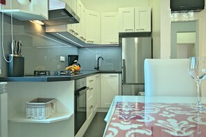 ثلاجة، ميكروويف، موقد طهي مسطح، غسالة أطباق