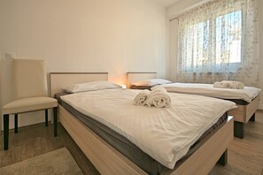 1 habitación, tabla de planchar con plancha y ropa de cama 