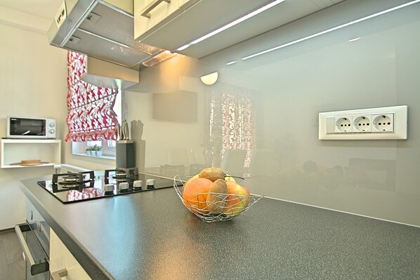 Kühlschrank, Mikrowelle, Herdplatte, Geschirrspüler