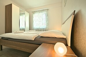 1 غرفة نوم ومكواة/لوح كي وملاءات أسرّة