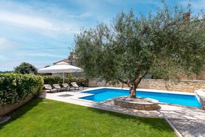Una piscina al aire libre