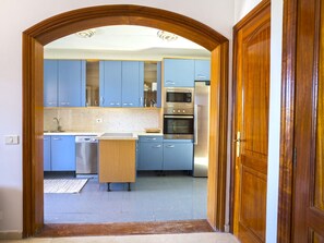 Kühlschrank, Mikrowelle, Ofen, Wasserkocher mit Kaffee-/Teezubehör