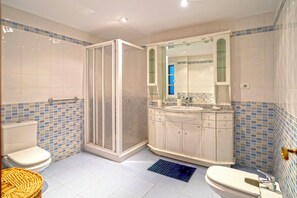 Combined shower/bathtub, bidet, towels, toilet paper - Villa Cosmopolitan In Maspalomas next to the dunes (Maspalomas)
