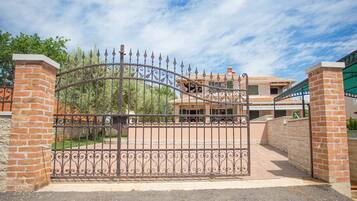 Mặt tiền nơi lưu trú