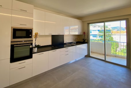 Deluxe Apartment | Private kitchen | Mini-fridge, microwave, stovetop, espresso maker. Résidence Carlton