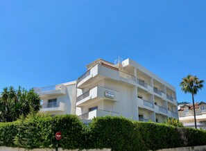 A multi-story hotel with balconies and a sign indicating it is a guesthouse. - Résidence Carlton (Beaulieu-sur-Mer)