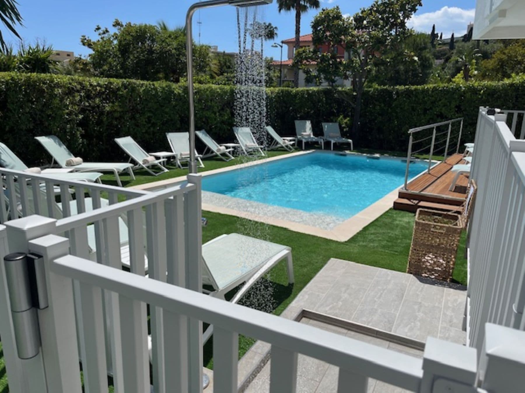 Hồ bơi ngoài trời phục vụ theo mùa 