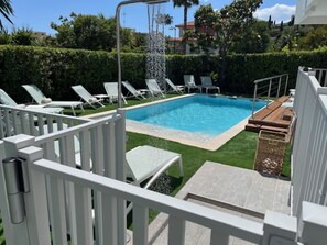 Una piscina al aire libre de temporada