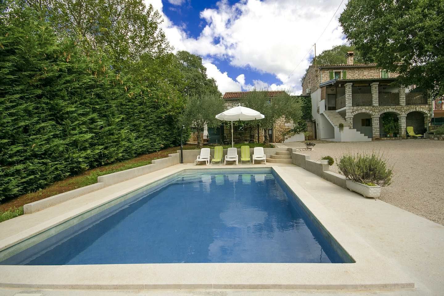 حمّام سباحة خارجي