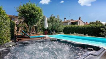 Hồ bơi ngoài trời