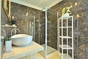 House | Bathroom | Bidet, towels
