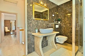 Bidet, towels