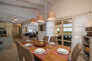 Villa | Dining room