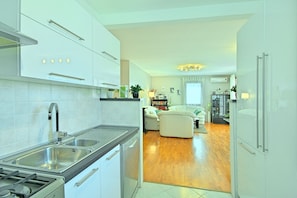 Fridge, microwave, stovetop, dishwasher