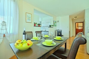 House | Private kitchen | Fridge, microwave, stovetop, dishwasher - House Katti (Umag)