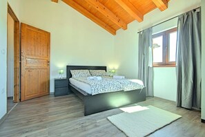 4 bedrooms, iron/ironing board, bed sheets