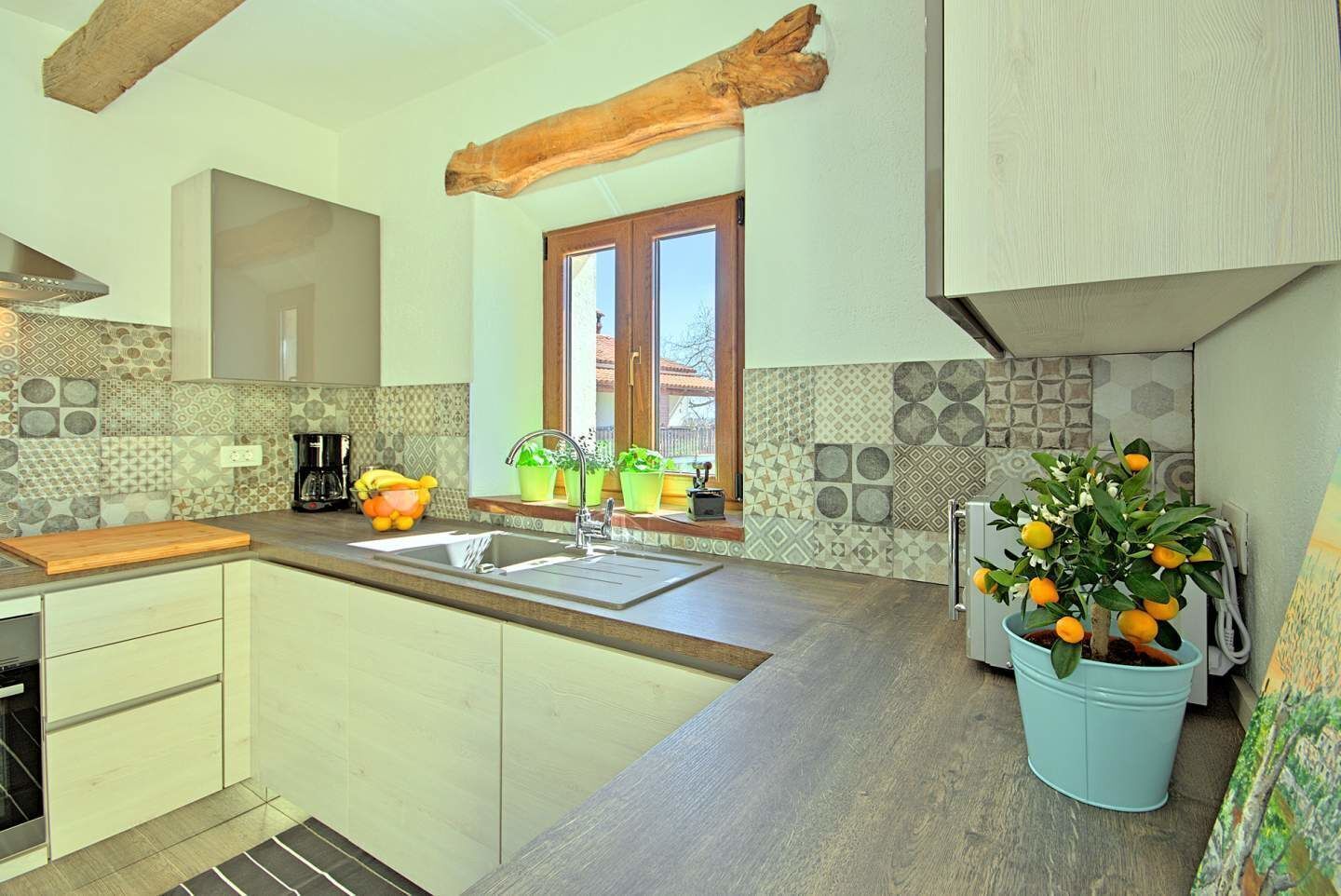 Kjøleskap, mikrobølgeovn, kokeplater og oppvaskmaskin