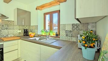 Kjøleskap, mikrobølgeovn, kokeplater og oppvaskmaskin