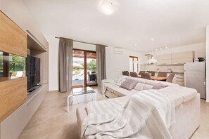Villa | Vardagsrum | Tv