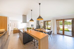 Réfrigérateur, plaque de cuisson, lave-vaisselle, cafetière/bouilloire