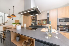 Réfrigérateur, plaque de cuisson, lave-vaisselle, cafetière/bouilloire