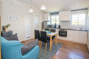 Kühlschrank, Mikrowelle, Herdplatte, Geschirrspüler