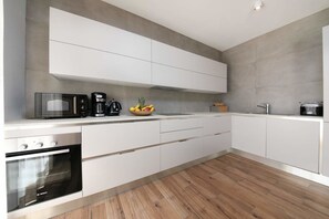 Kühlschrank, Mikrowelle, Herdplatte, Geschirrspüler